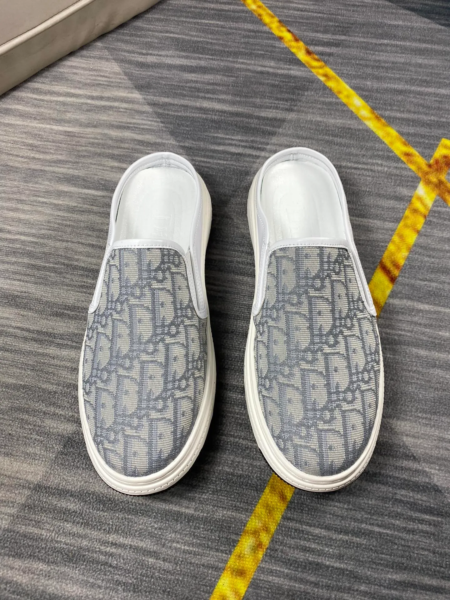 P380 Dior men's casual half-drag👞. Handsome and versatile low-top shoes, with exquisite branded jacquard fabric for the upper, sheepskin lining for the feet, 🌺🌺perfect shoe last, 🌲🌲fashionable and handsome, comfortable on the feet, 🚗🚗wear-resistant and non-slip rubber outsole. Code number: 38-44. 45 is custom-made and cannot be returned or exchanged